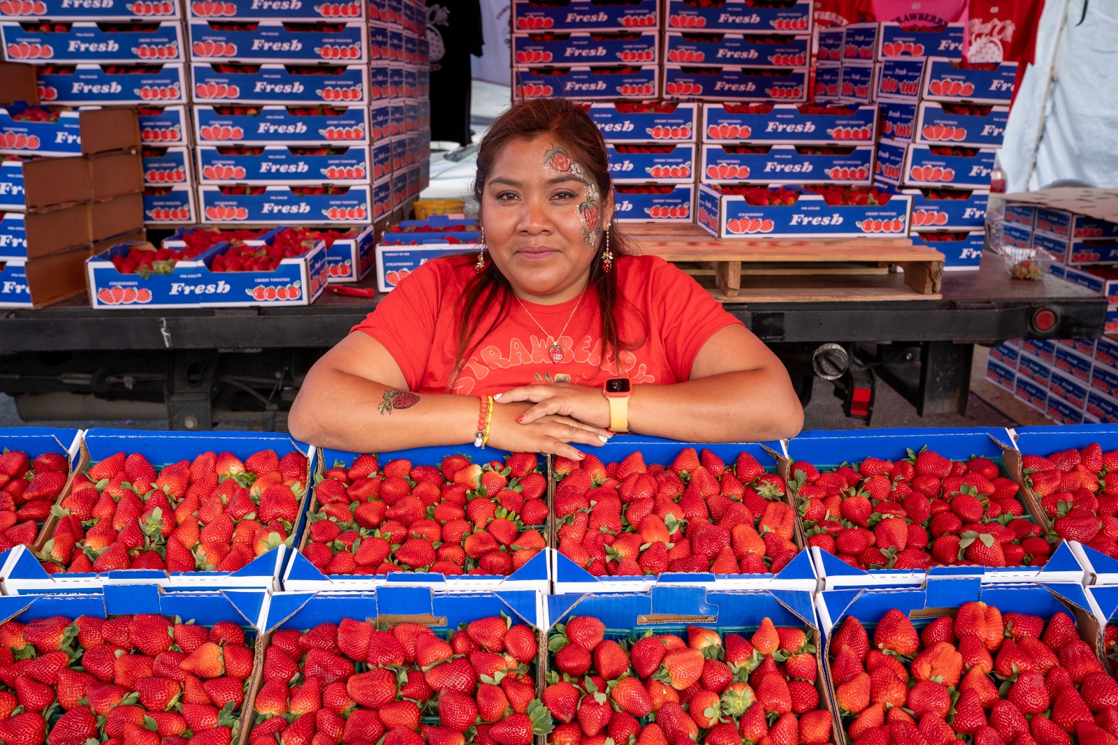 Alina Molina at her stawberry stand outside the Florida Strawberry Festival in Plant City, Florida March 8, 2025. Photo by Daniel LeClair